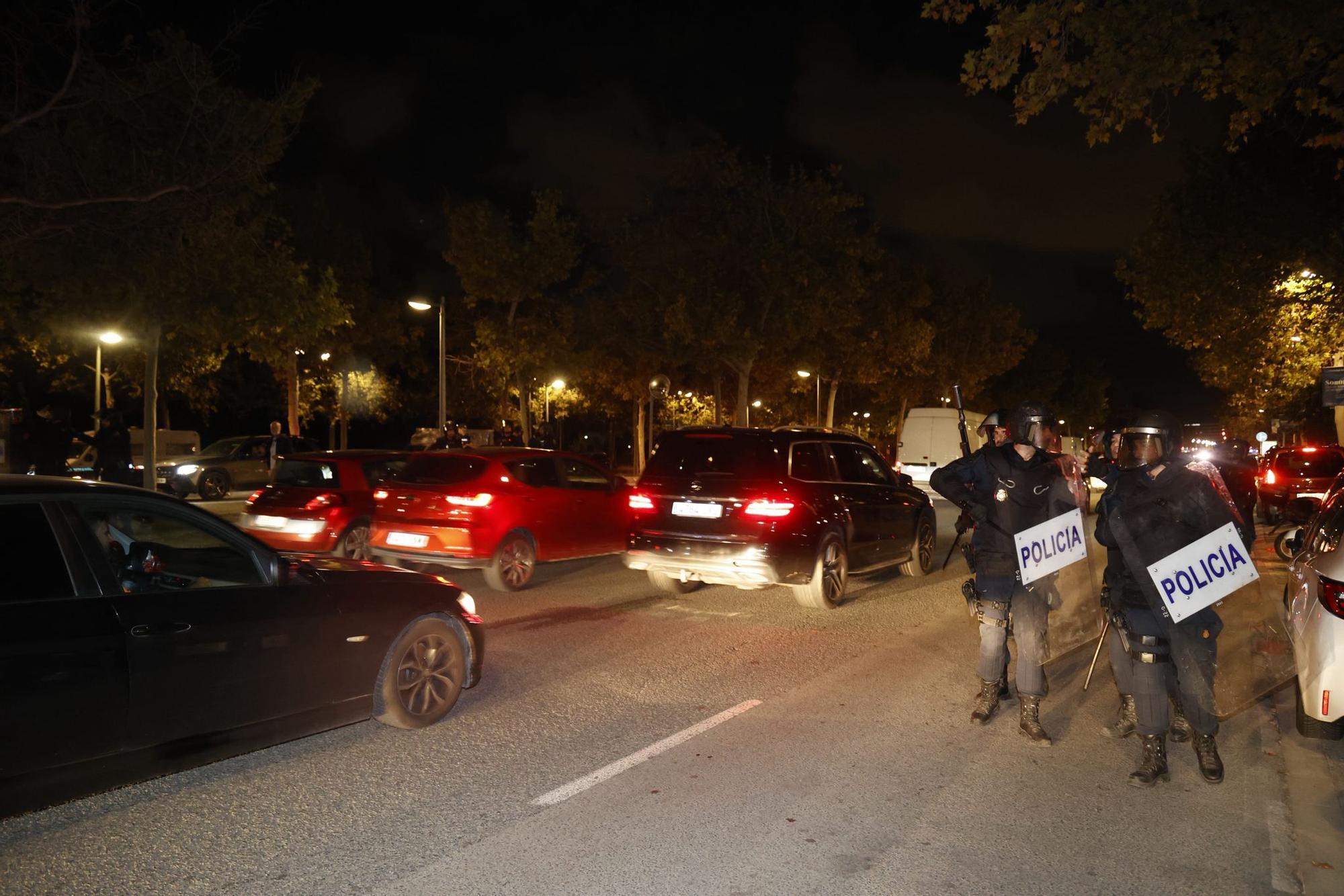 Enfrentamientos entre policía y manifestantes ante un Roig Arena blindado