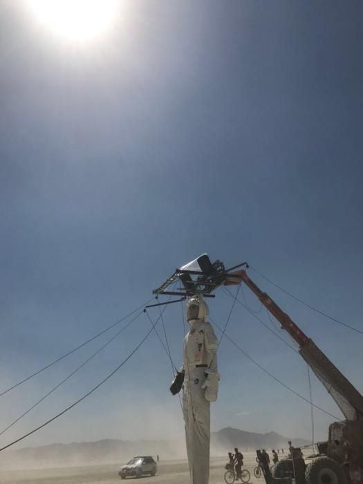 La compañía de teatro urbano de San Vicente relata su experiencia en el festival de arte Burning Man de Black Rock, como única representante española de este encuentro entre 300 propuestas