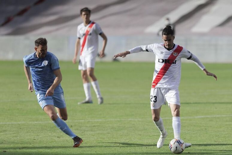 Stuani presiona a Óscar Luengo.