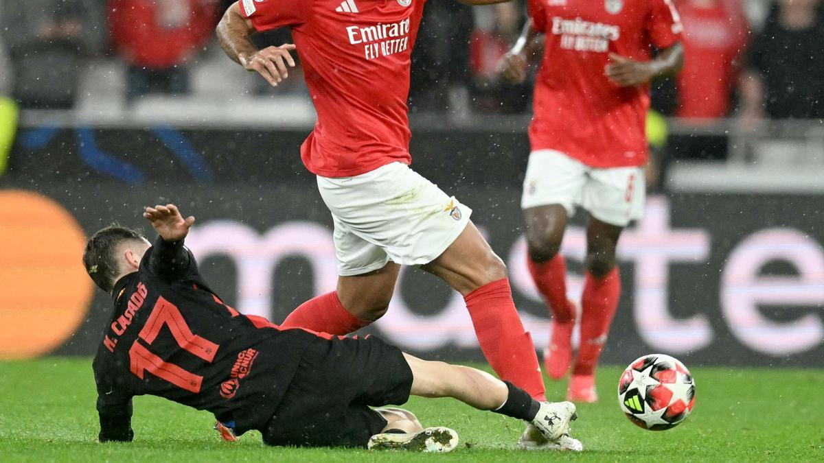 Marc Casadó intenta robar el balón en la primera parte del Benfica-Barça en el Estadio Da Luz de Lisboa.