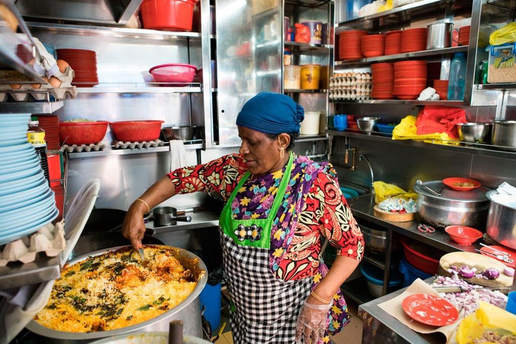 Mujer india cocinando arroz basmati.