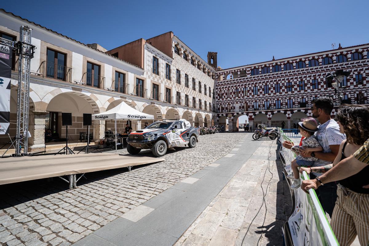 Uno de los vehículos llega a la Plaza Alta de Badajoz.
