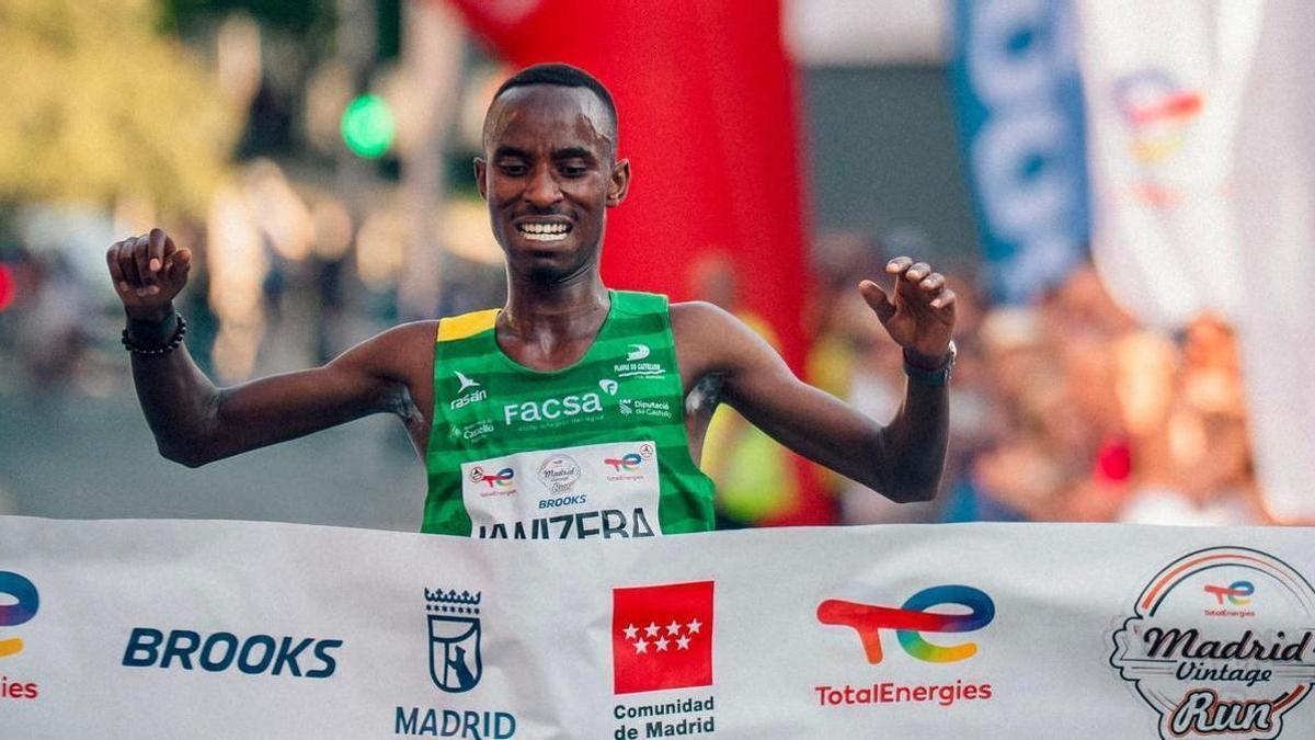 Rodrigue Kwizera, ganador de los 10 kilómetros en ruta en Madrid con 26:01.