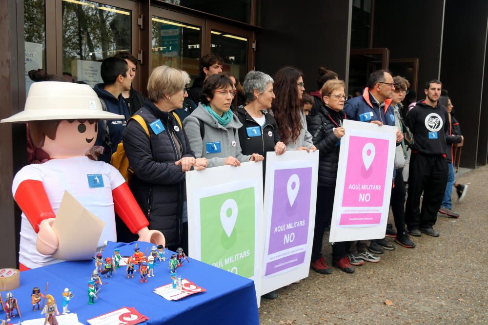 Protestes i crema de fotos contra l'Exèrcit a l'Expojove de Girona