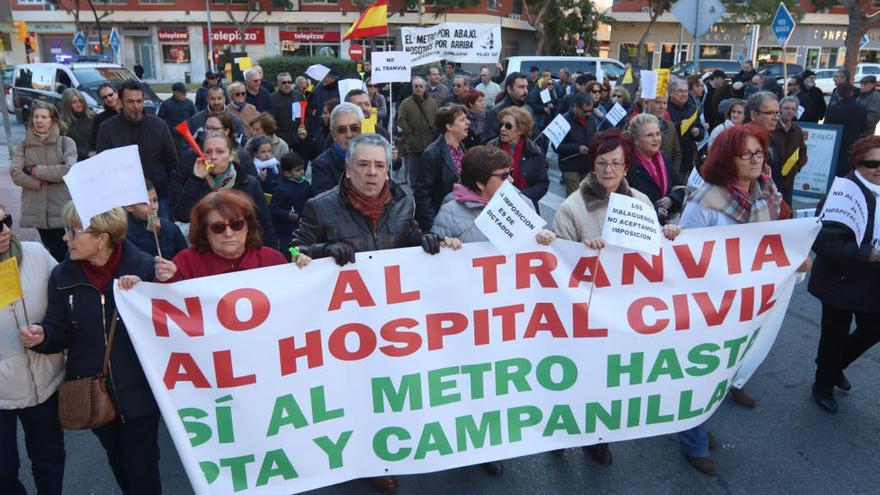 Manifestación de vecinos en contra de que el metro llegue en superficie al hospital Civil.