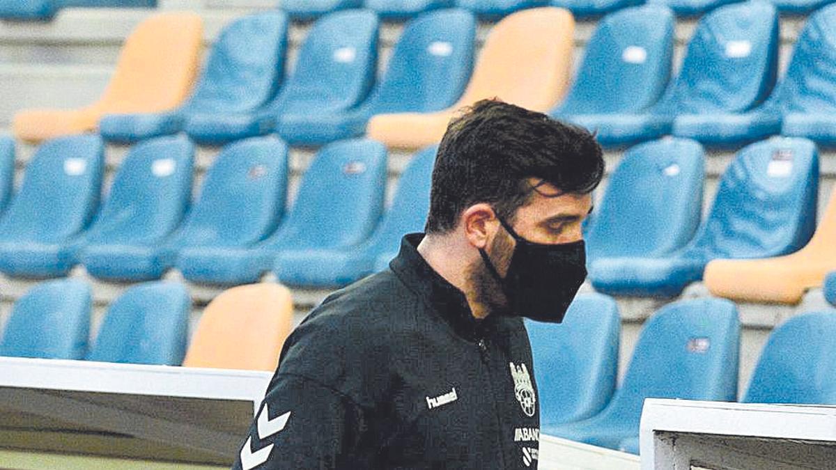 Ramos dejando el césped tras el partido.