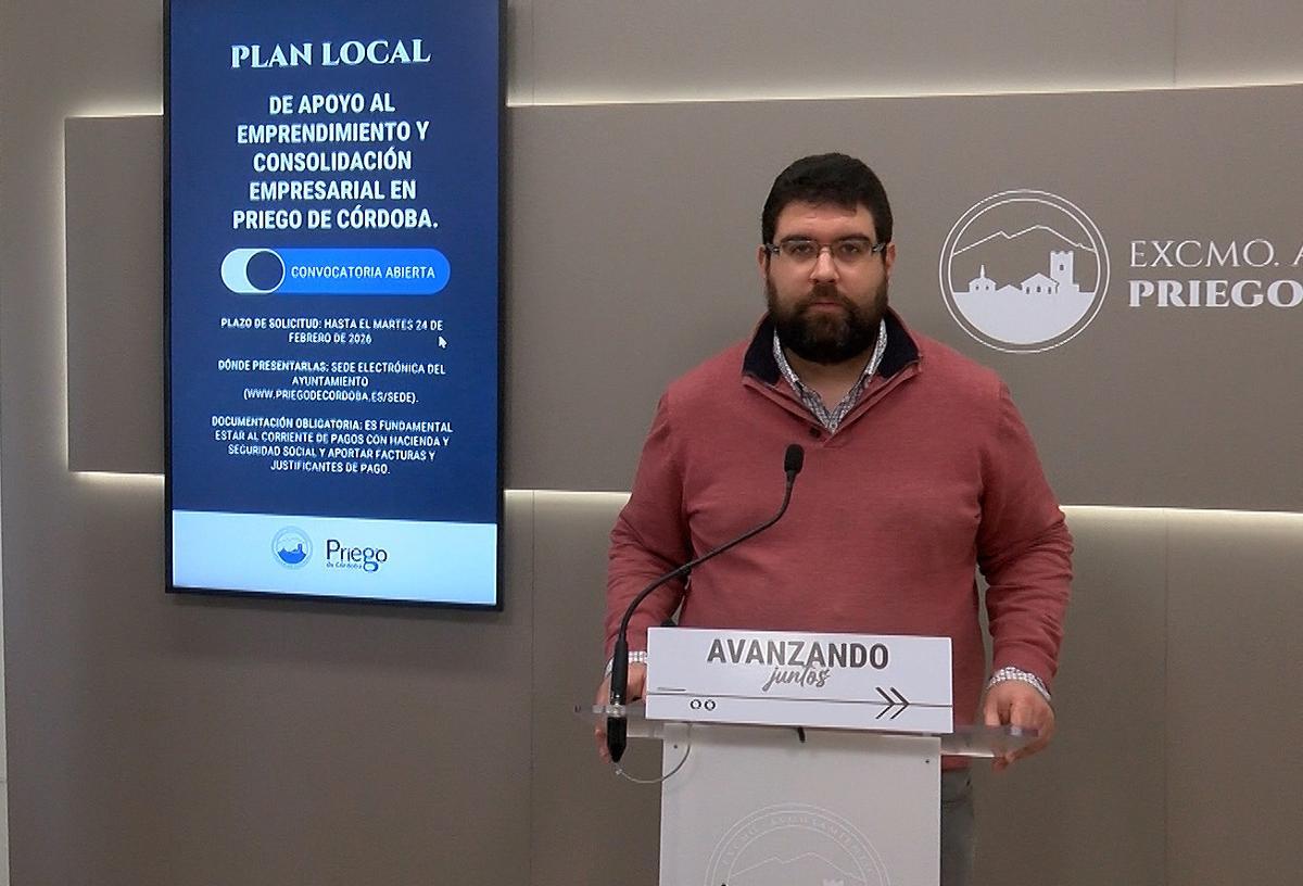 José Guzmán presenta las ayudas a empresas del Ayuntamiento de Priego de Córdoba.