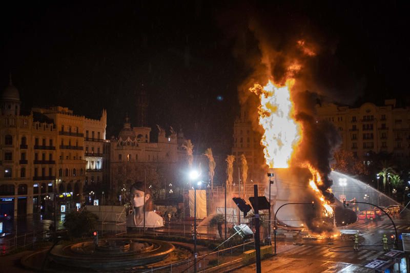 Así ha sido la cremà de la falla municipal