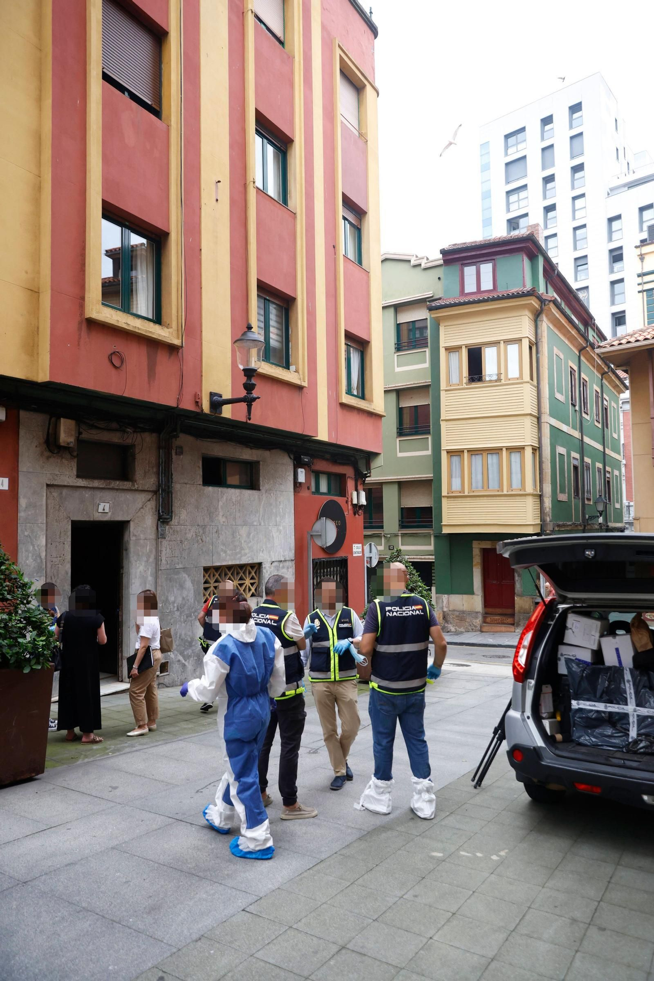 EN IMÁGENES: Hallan el cadáver de una mujer en el registro de un piso de Gijón metido en una bolsa de basura
