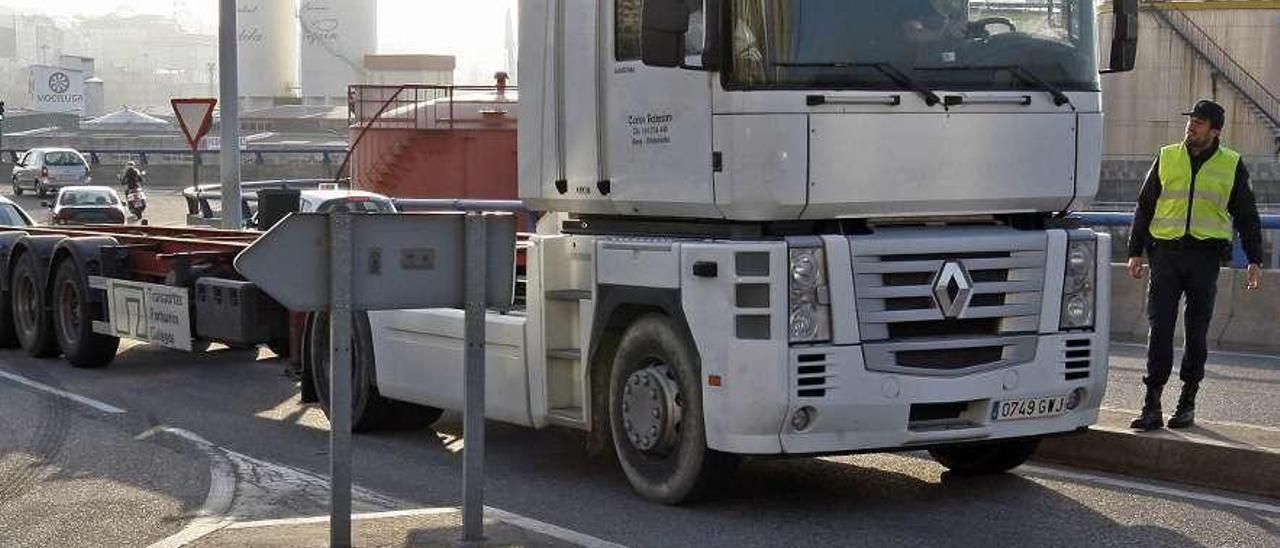 Un policía local informa a un camionero de la prohibición de circular hacia Sanjurjo Badía. // Marta G. Brea