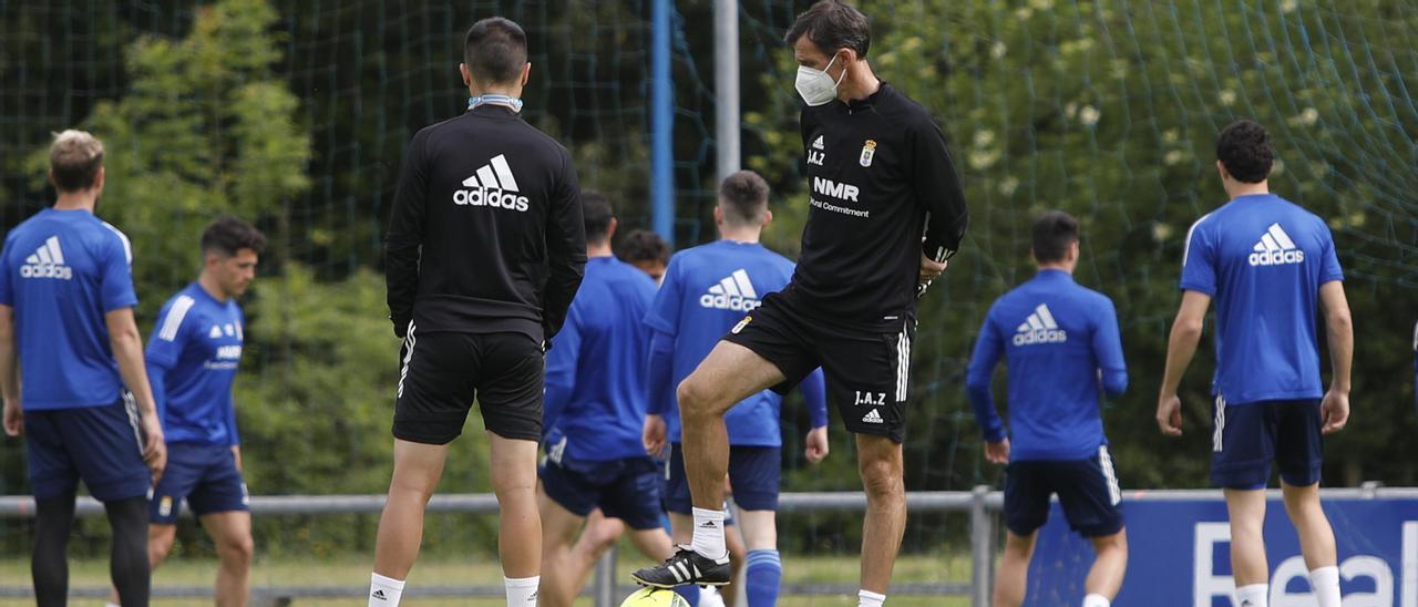 La plantilla del Oviedo durante un entrenamiento en El Requexón