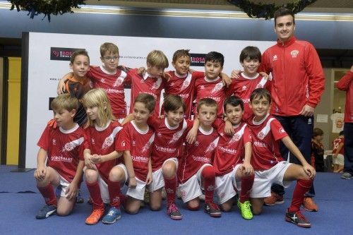 Los equipos del Club Deportivo Calasanz se presentan en el centro comercial  Los Rosales - La Opinión de A Coruña