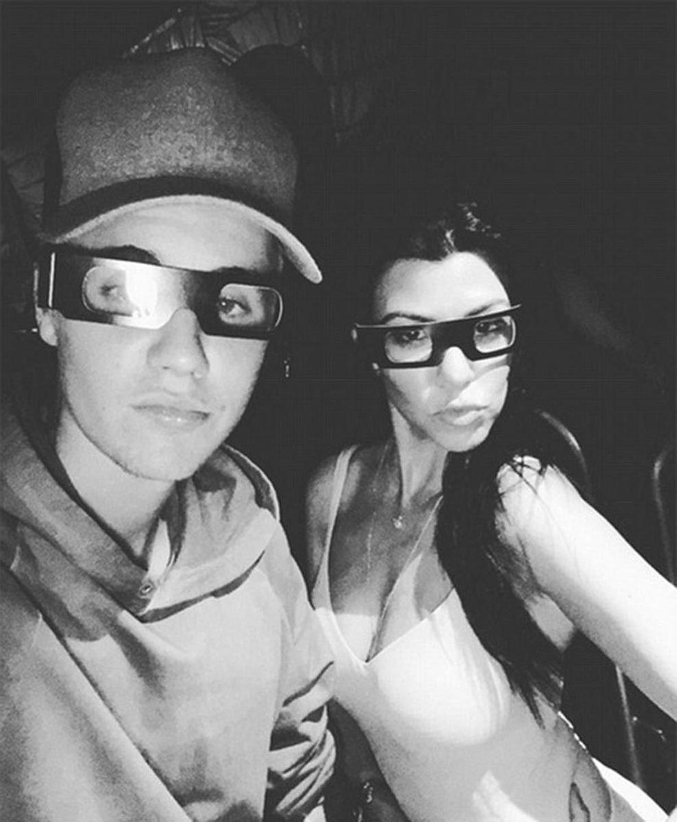 Koutney Kardashian y Justin Bieber con gafas y pose de morritos