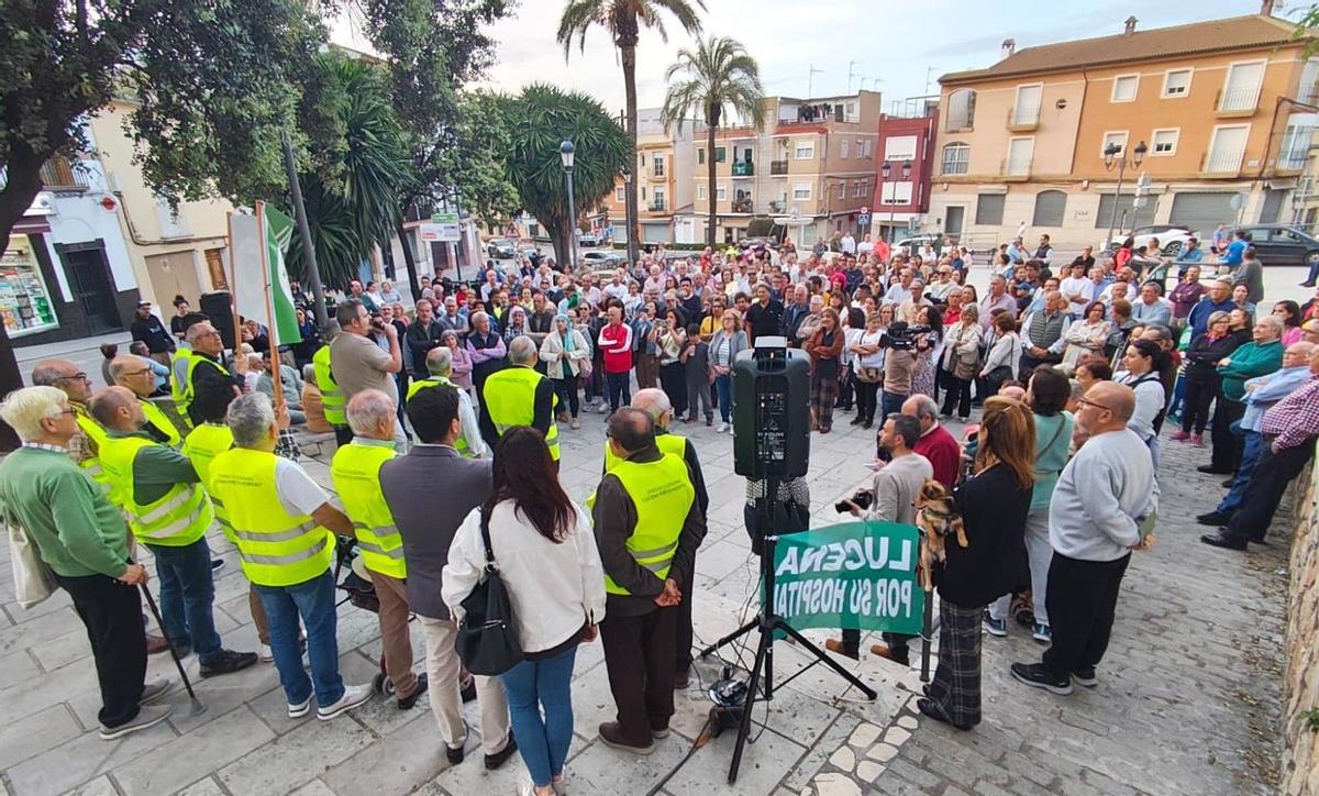 Protesta de la plataforma sanitaria de Lucena en la plaza San Juan de Dios.