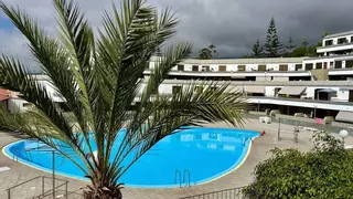 Chollazo inmobiliario en Tenerife: fabuloso piso con piscina, gran terraza y vistas panorámicas al mar a un precio increíble