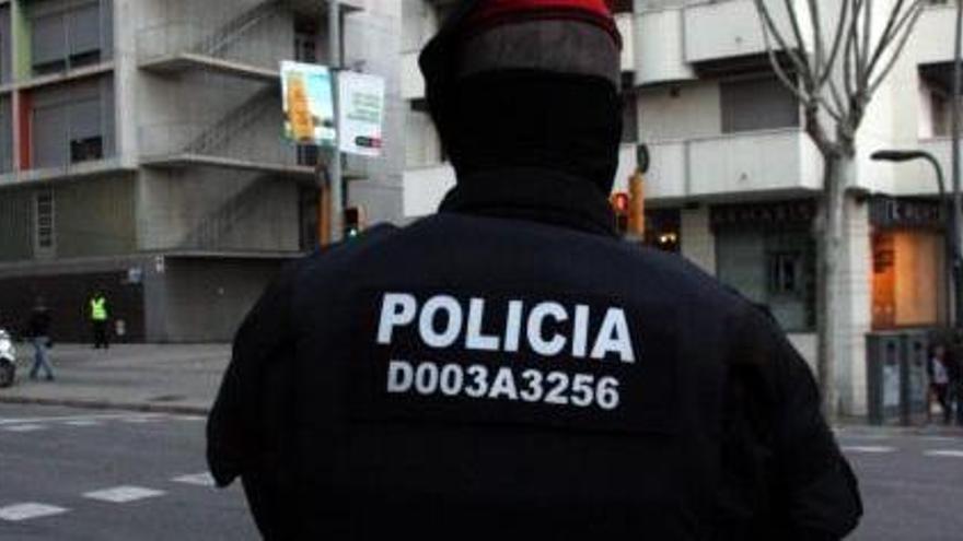 Un agent antiavalot dels Mossos d&#039;Esquadra amb el número d&#039;identificació enganxat a l&#039;esquena.