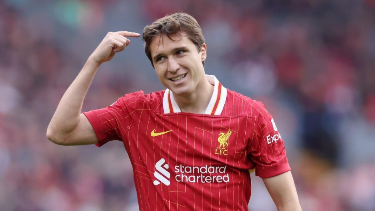 Chiesa jugando un partido con el Liverpool