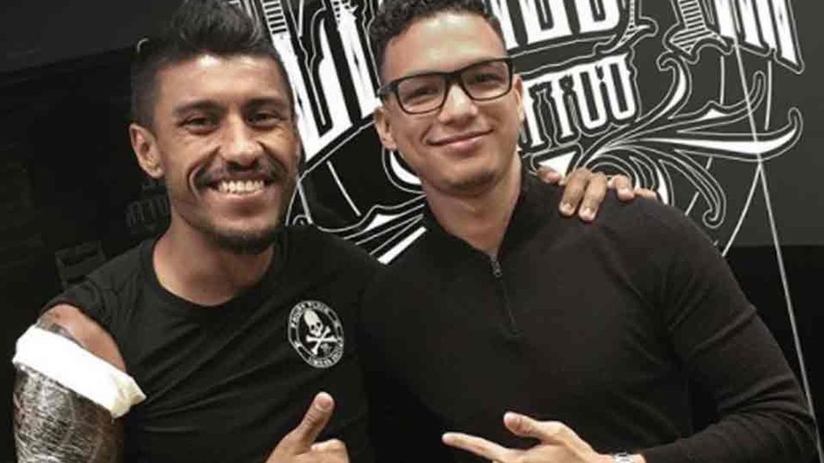 Paulinho, junto al tatuador