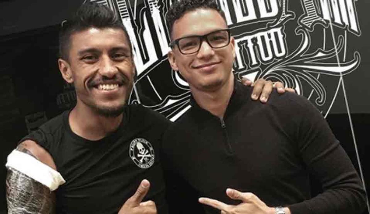 Paulinho, junto al tatuador