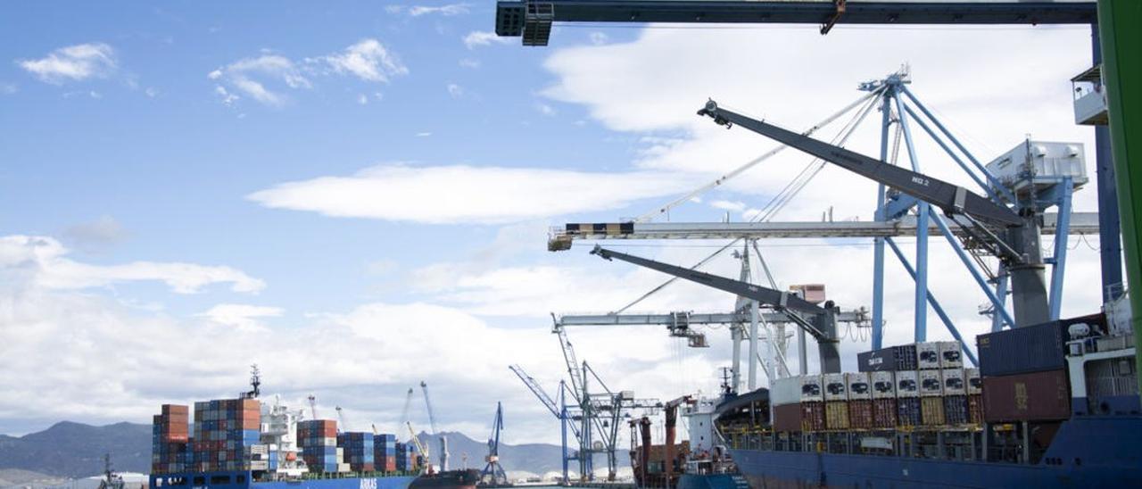 Barcos y contenedores en PortCastelló.