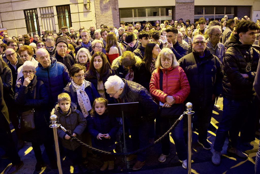 La Cofradía de la Salud vive su fe en el interior de San Juan de Dios de Murcia.