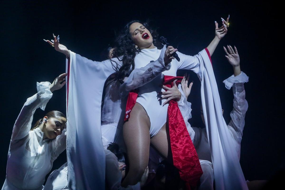 La cantante Rosalía durante su concierto en Madrid.