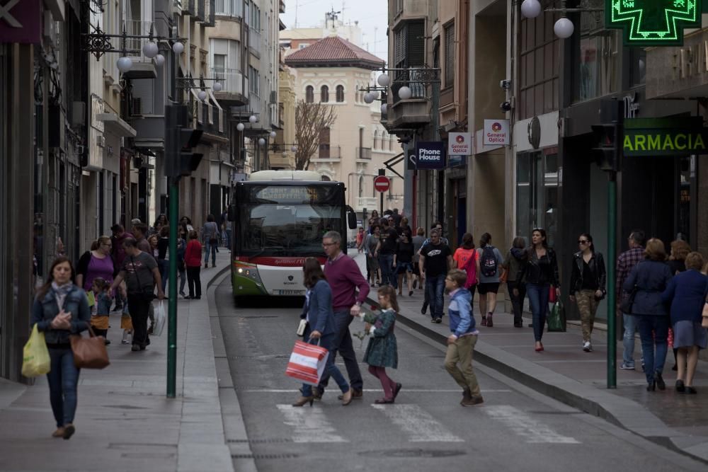 Varios peatones pasean por la calle Corredora