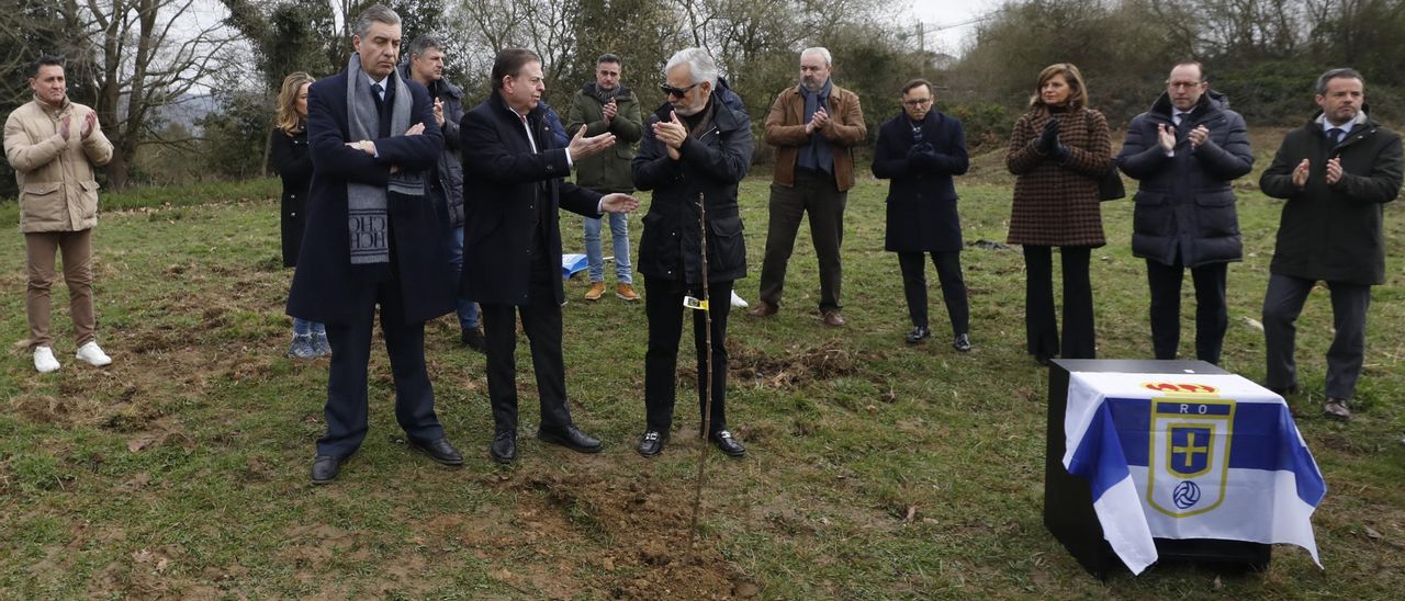 Un momento de la colocación de la primera piedra de la fallida ciudad deportiva del Real Oviedo en Latores