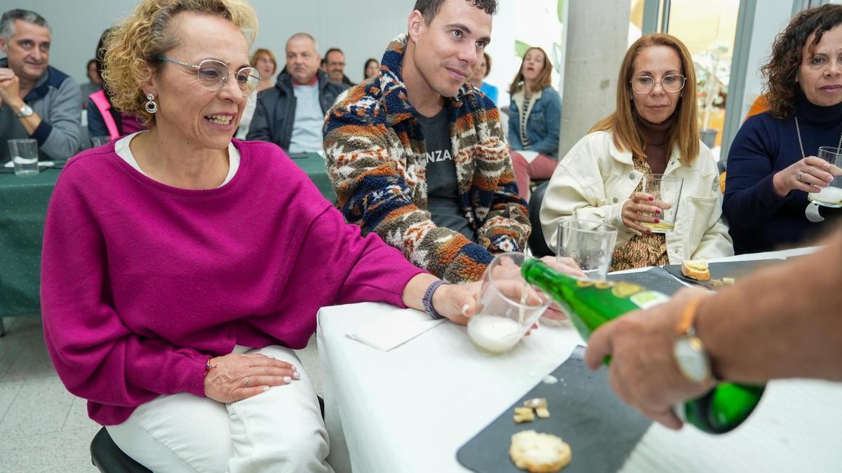 Algunos de los asistentes, probando sidra local, con una bandeja de quesos de la degustación, este viernes en Valleseco.