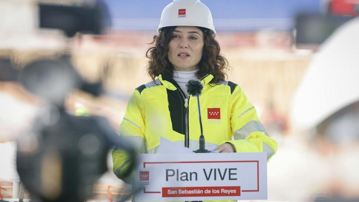 Isabel Díaz Ayuso, presidenta de la Comunidad de Madrid, durante una visita a las obras de una promoción en San Sebastián de los Reyes del Plan Vive