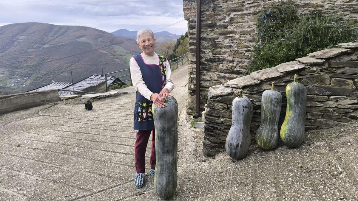 Delia González con sus calabazas gigantes.