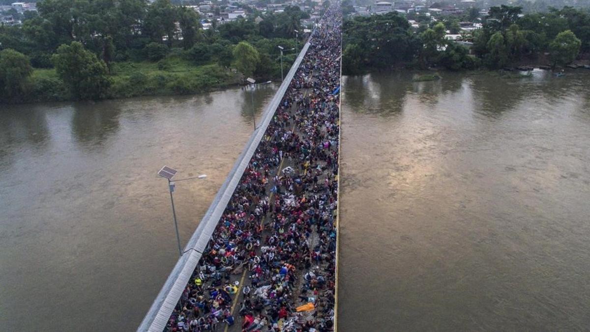 Vista aérea del puente de la frontera entre Guatemala y México en Ciudad Hidalgo (Chaipas), llena de integrantes de la caravana de hondureños.