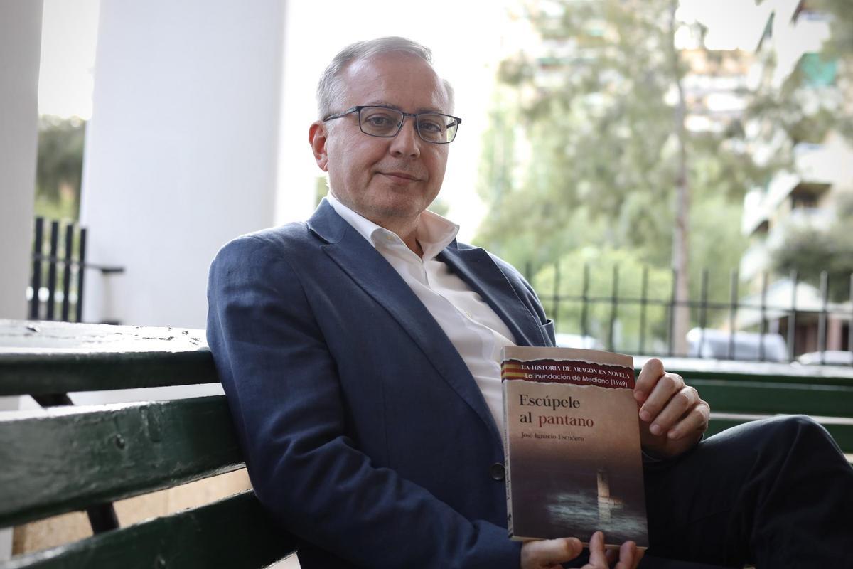 José Ignacio Escudero con su novela 'Escúpele al pantano'.