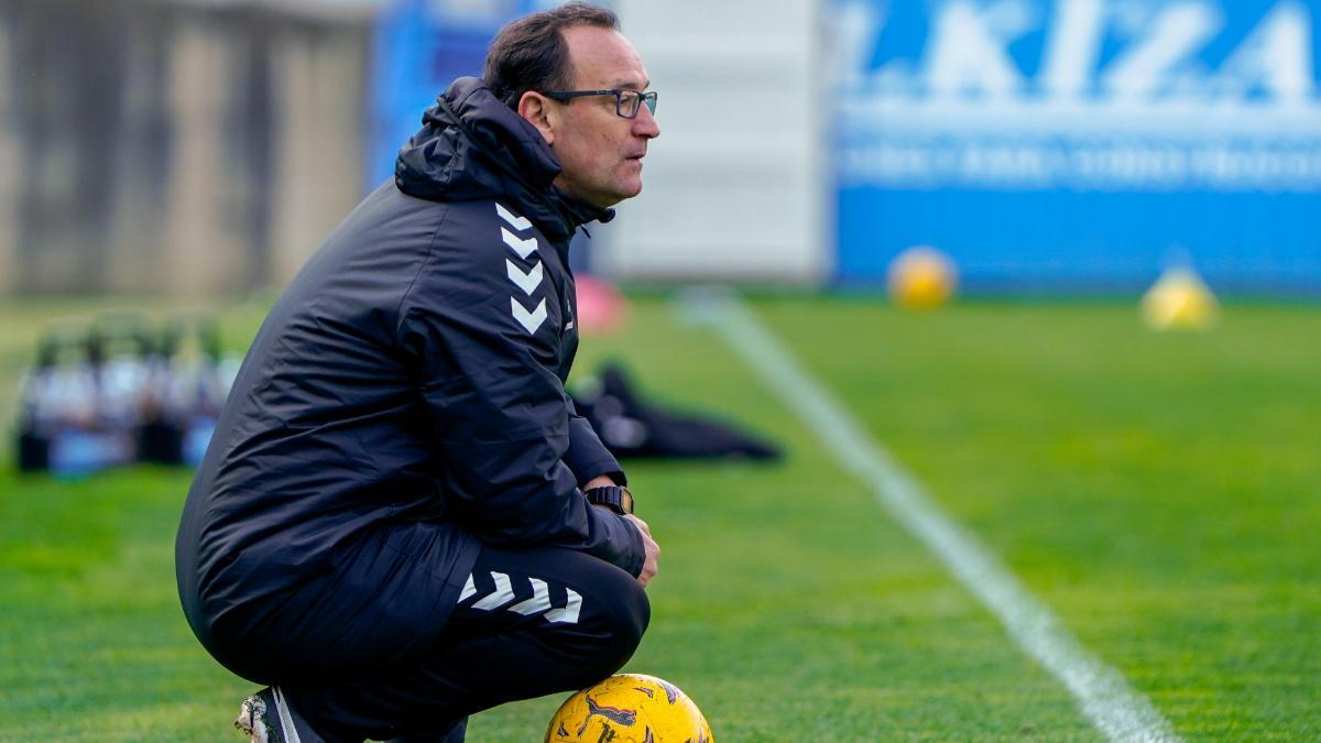 Joseba Etxeberria observa desde el banquillo a sus jugadores