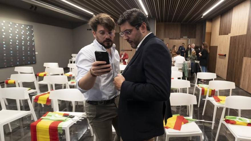 El candidato de Vox, Alejandro Nolasco, con un miembro del equipo, en la noche electoral, en Teruel. | EFE / ANTONIO GARCÍA