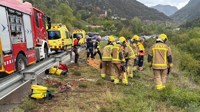 Bombers rescatan a tres personas de un coche que se había caído por un barranco en Pont de Bar.