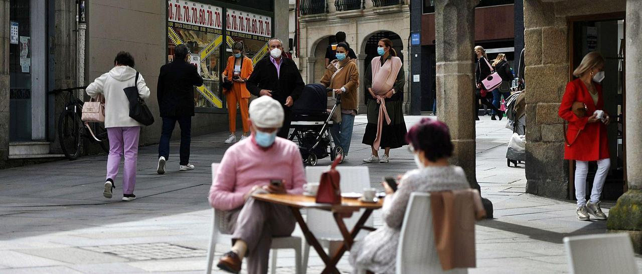 Ambiente de terrazas y gente paseando ayer por la tarde en Pontevedra.