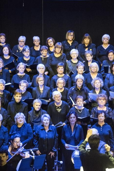 Canta Gran porta a escena 300 cantaires de corals de gent gran