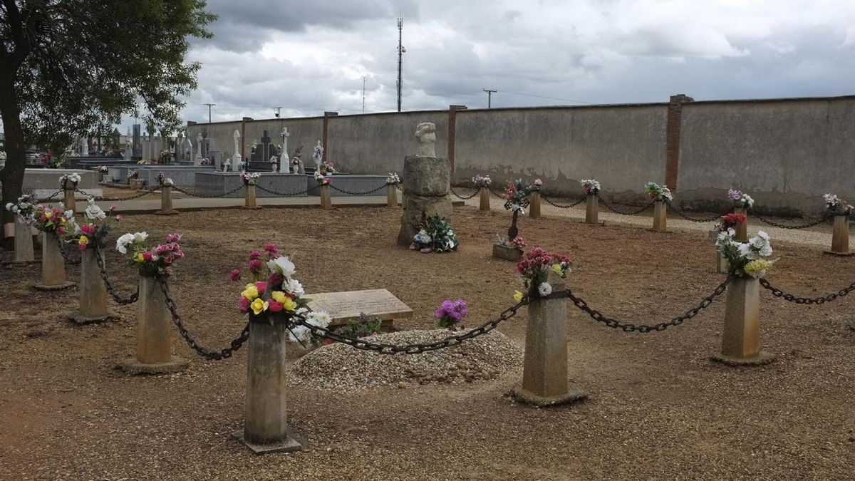 El monumento, la placa y la zona acotada de la fosa común.