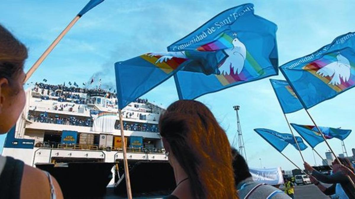 Llegada al puerto de Barcelona de asistentes a la cita de la Comunidad de San Egidio, el viernes.