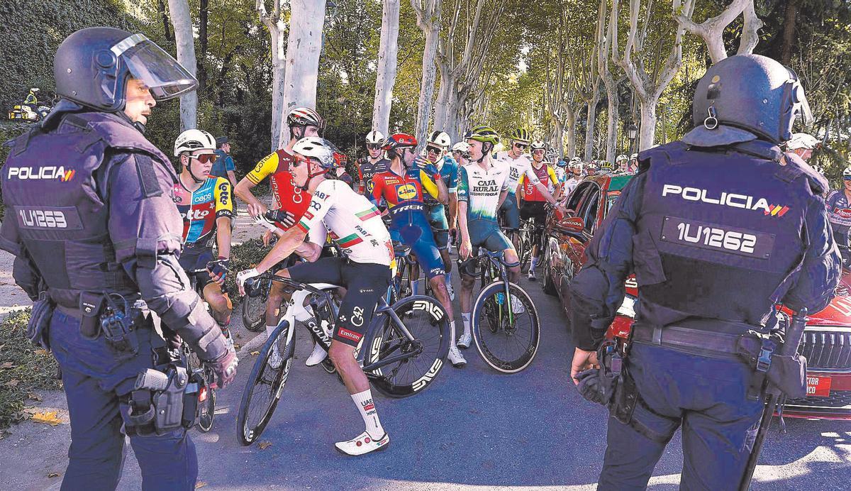La Policía detiene el pelotón a unos 57 kilómetros de la meta. MADRID, 14/09/2025.- El pelotón ciclista tras la finalización de la 80 edición de la Vuelta a España a unos 57 kilómetros de la meta debido a los disturbios que se han producido en varias calles del centro de Madrid, donde los manifestantes propalestinos han ocupado las calzadas y han protagonizado enfrentamientos con la Policía.- EFE/Javier Lizón