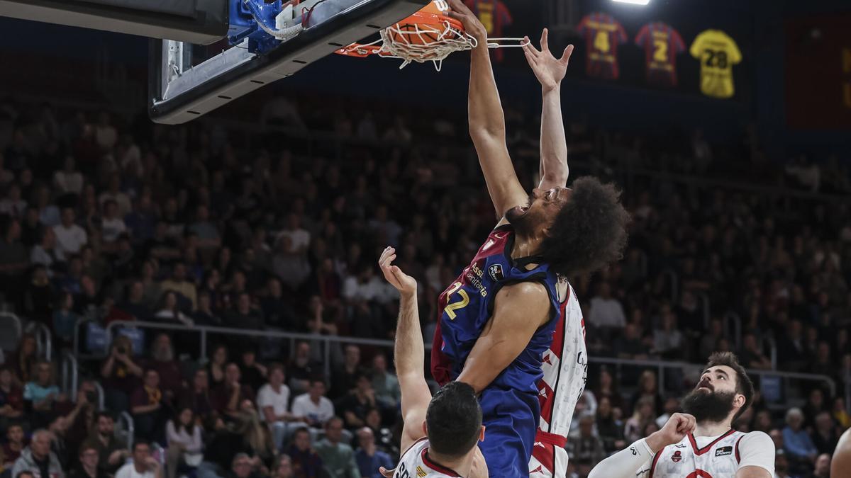 Jabari Parker culmina un mate.
