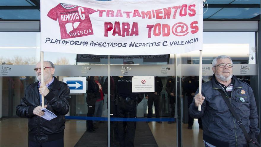 Protesta de enfermos en el Hospital La Fe para reclamar antivirales.