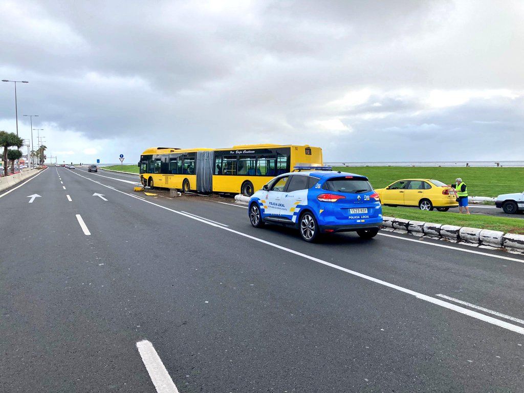 Así fue el accidente de una guagua en la Avenida Marítima (07/01/22)