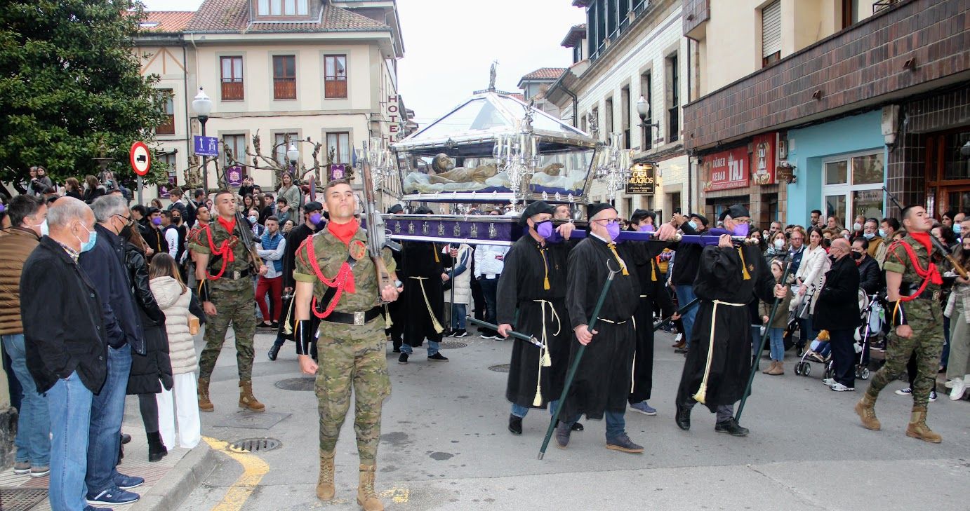 Pasión y devoción en el Desenclavo y en la Procesión del Santo Entierro en Villaviciosa.