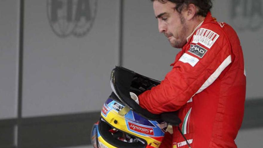 Fernando Alonso, con gesto de preocupación, tras acabar los entrenamientos.