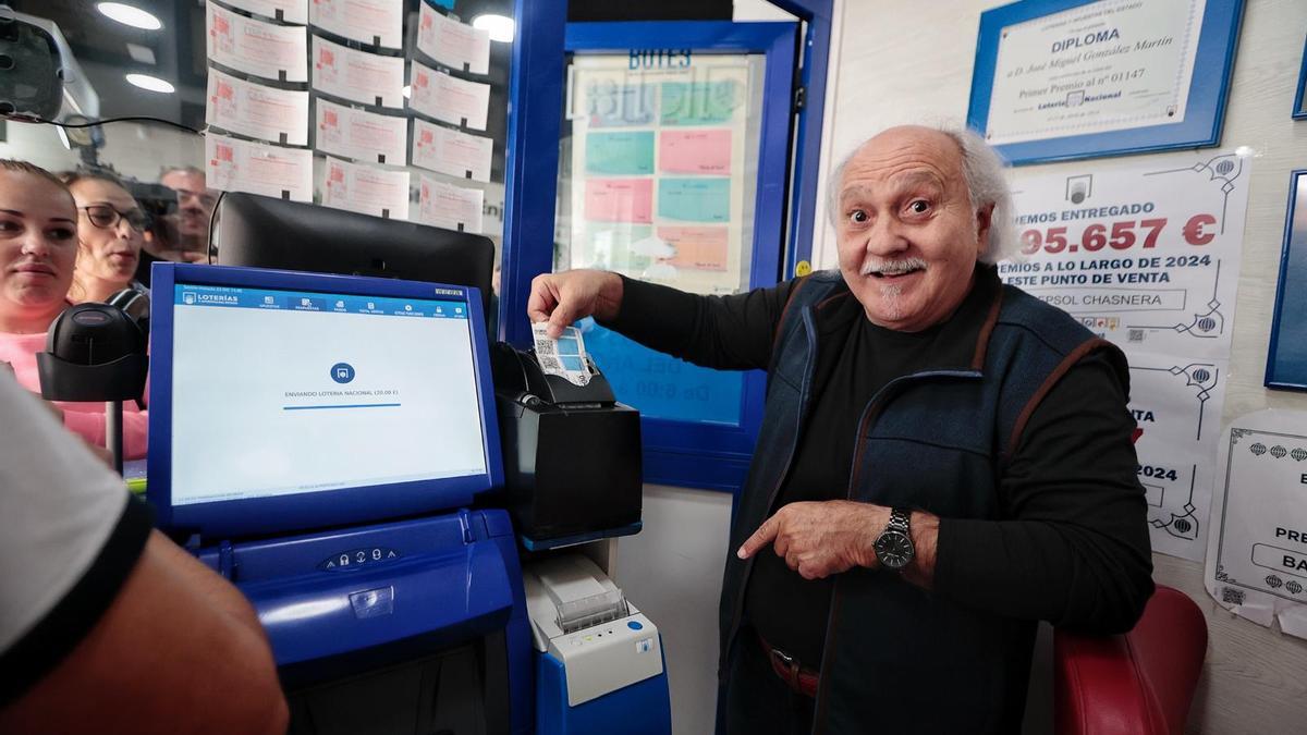 Román Luis, en la estación de servicio La Chasnera.