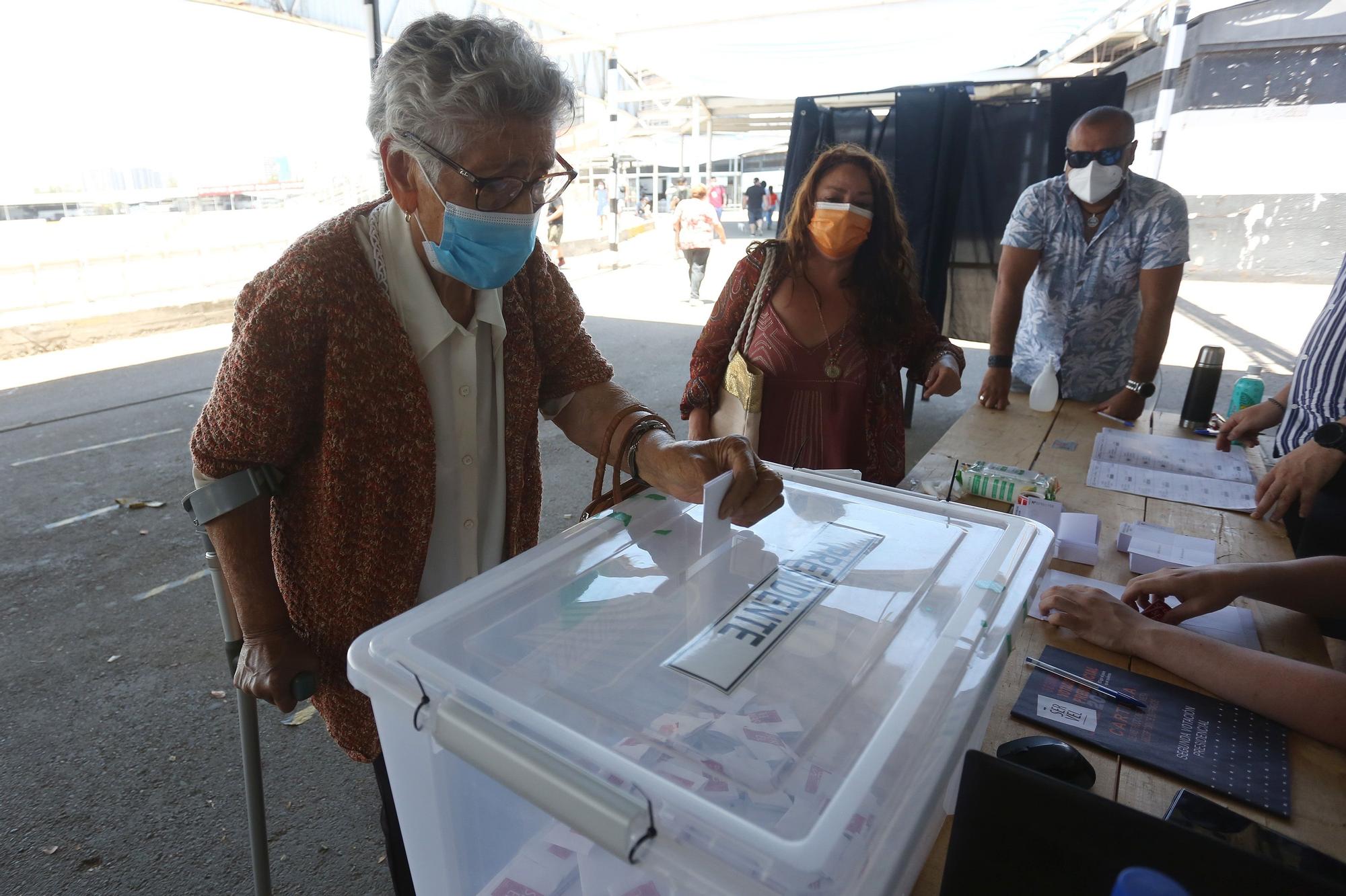 Una mujer vota hoy en la segunda vuelta de las elecciones presidenciales, en la comuna Macul de Santiago (Chile). Cerca de 15 millones de chilenos están convocados a las urnas para elegir entre el izquierdista Gabriel Boric y el ultraderechista José Antonio Kast.