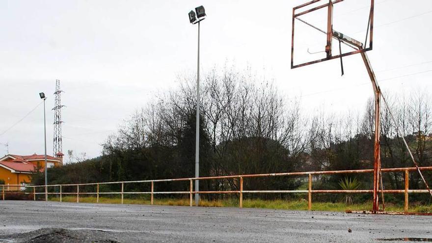 Estado actual de la pista deportiva de Naveces.