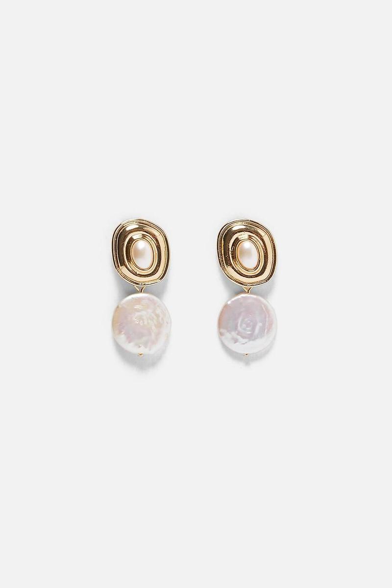 Pendientes de perlas de Zara. (Precio: 9, 95 euros)